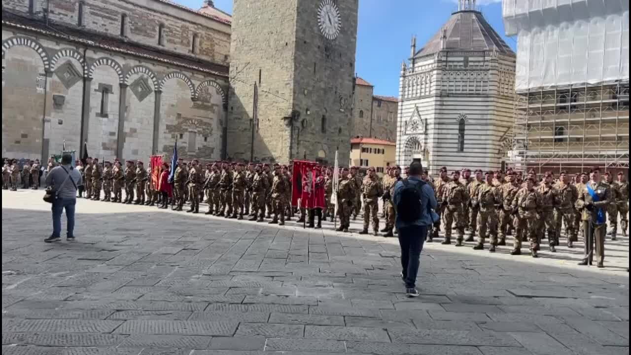 Pistoia, in piazza Duomo la festa del reggimento Nembo. Il colonnello Vivarelli: “Orgogliosi di essere i paracadutisti di Pistoia”