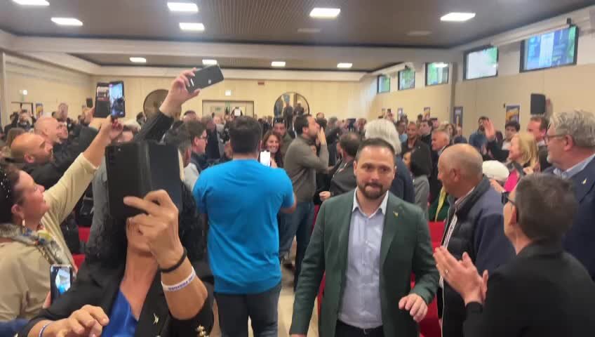 Salvini a Montecatini, la folla lo accoglie con il coro "c'è solo un capitano"