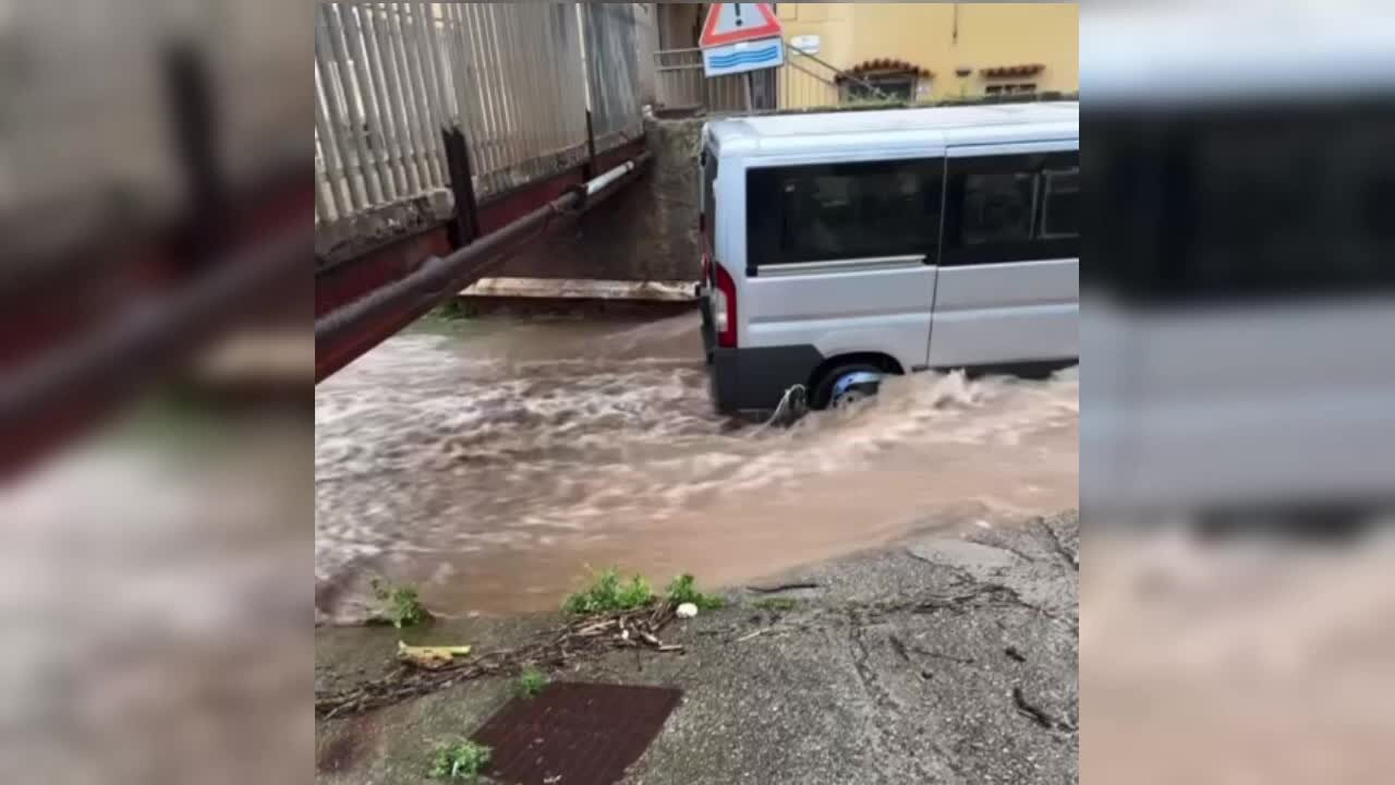 Maltempo all'Isola d'Elba, le strade diventano fiumi a Rio Marina dopo il temporale