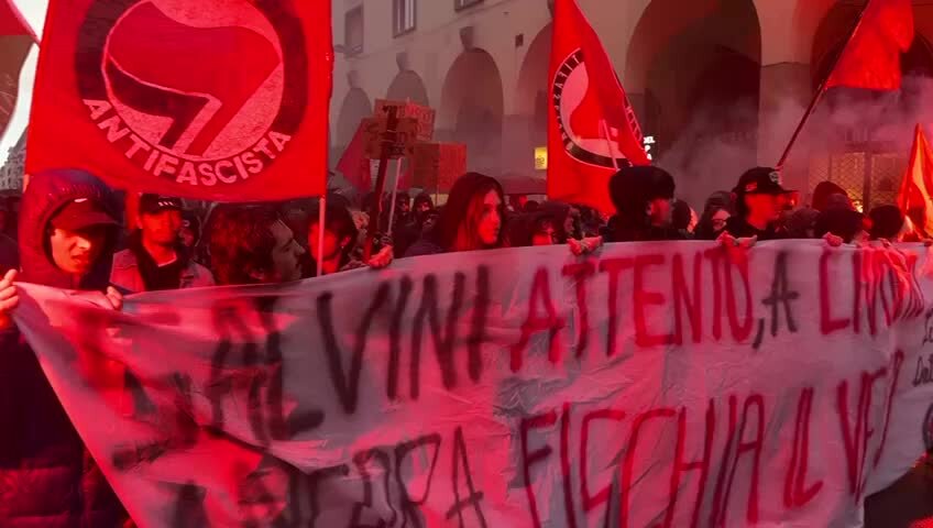 Livorno, corteo contro Salvini tra slogan e bandiere della Palestina