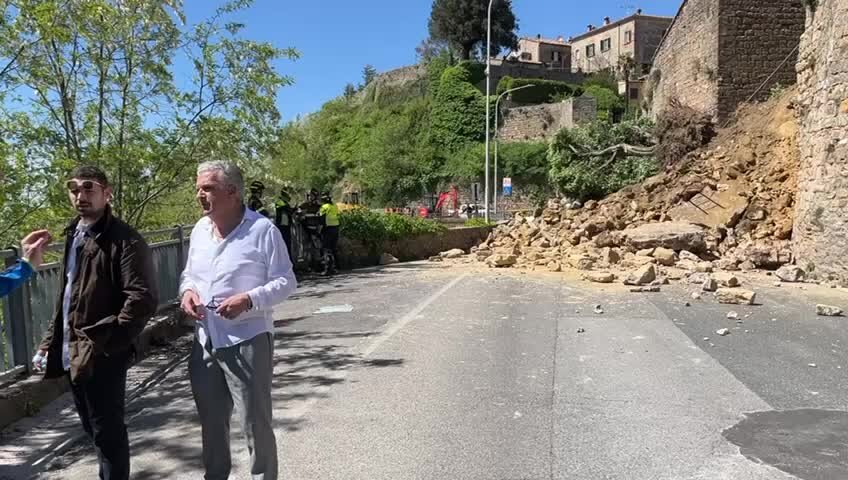 Crollo di un tratto delle mura a Volterra, il sindaco: "Nessun segnale di cedimento"
