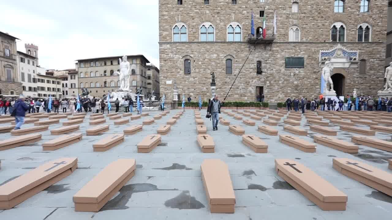 Firenze, protesta contro le morti sul lavoro: oltre 200 bare di cartone disposte in piazza della Signoria