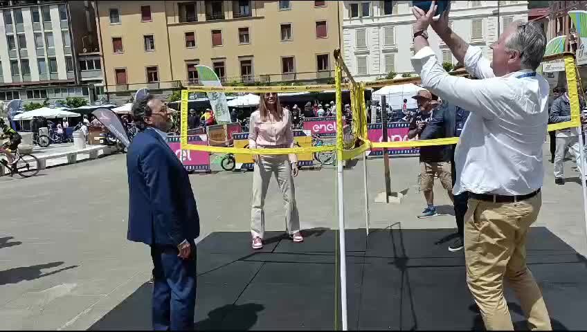 Giro d'Italia a Massa, il sindaco Persiani gioca a pallavolo con Veronica Angeloni