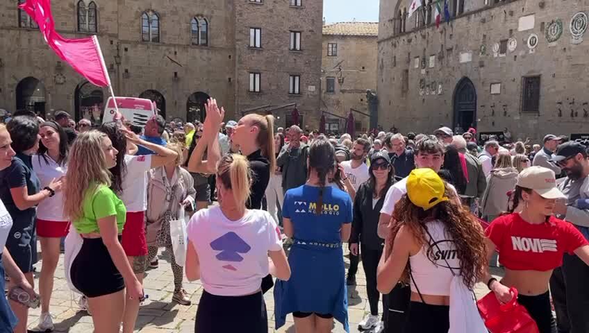 Volterra, aspettando il Giro d'Italia: la festa in piazza dei Priori
