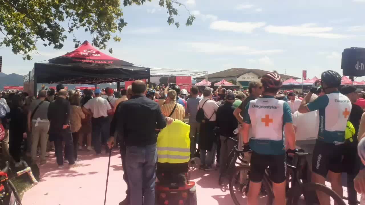 Giro d'Italia in Toscana, la festa a Torre del Lago partenza della sesta tappa