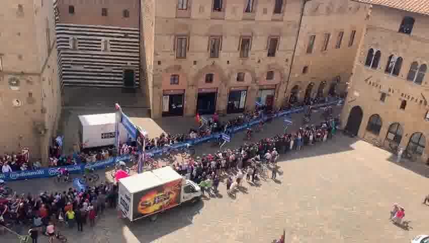 Giro d'Italia, lo spettacolare passaggio dal centro storico di Volterra
