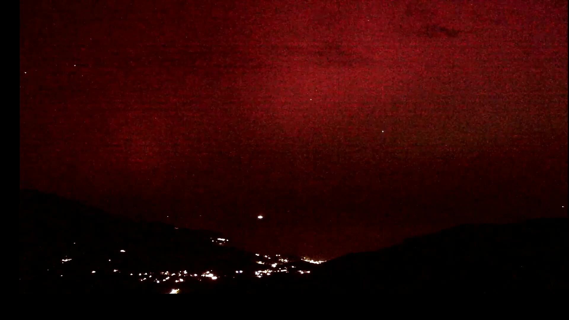 Aurora boreale, lo spettacolo visto in time-lapse da Procchio (Elba)