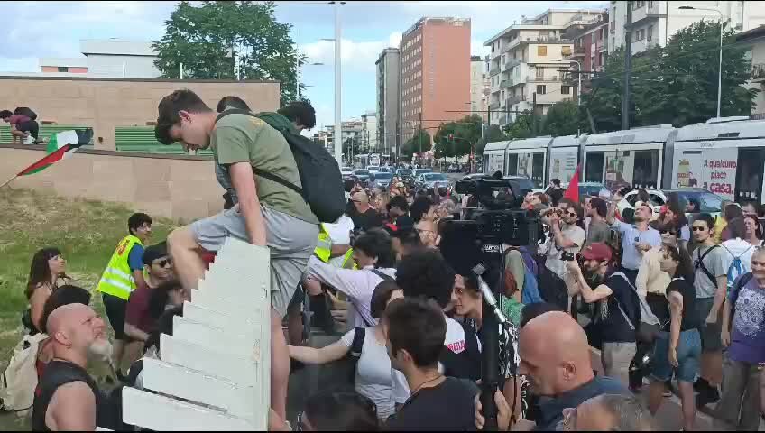 Firenze, corteo Gkn: manifestanti  si accampano  nel cortile del palazzo della Regione