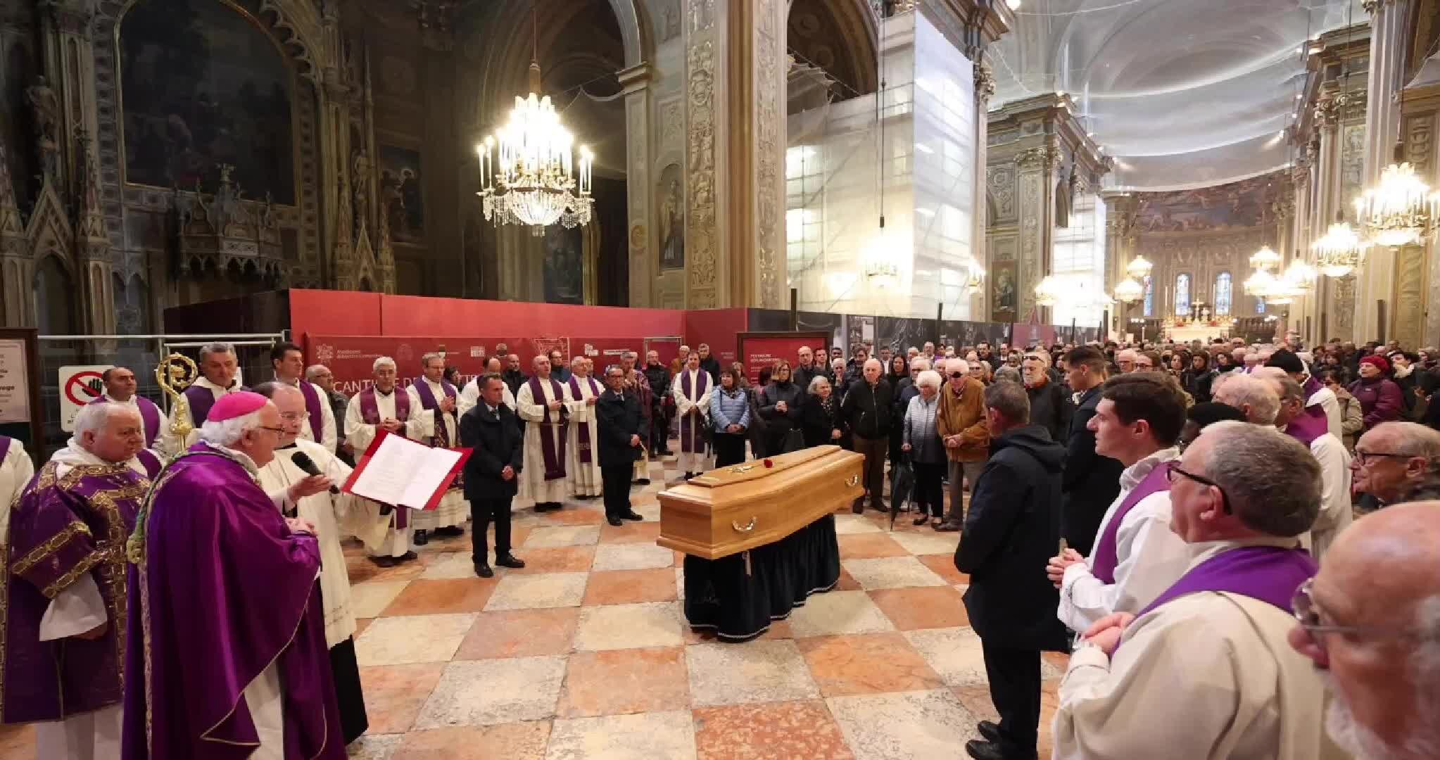 In Duomo i funerali di monsignor Bentivoglio, fu cappellano all'Arginone