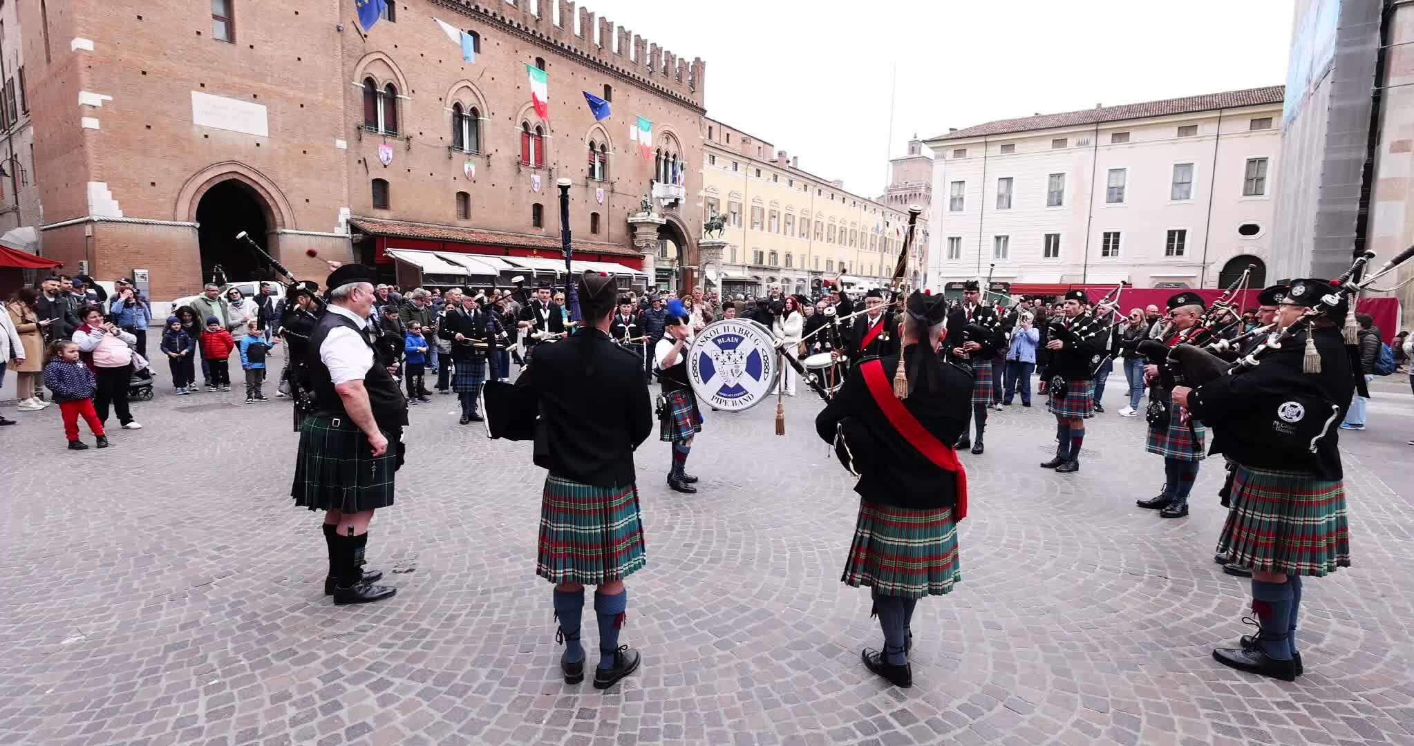 Ferrara, le cornamuse anticipano il passaggio della Colonna della Libertà
