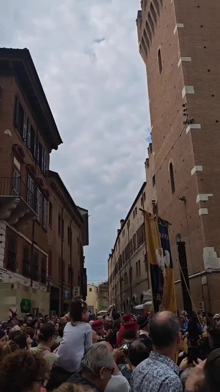 Il cielo di Ferrara come la bandiera italiana: passano le Frecce Tricolori