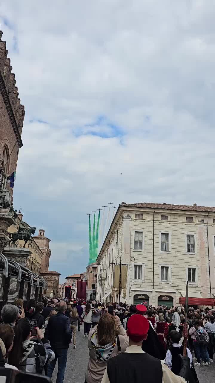 Il cielo di Ferrara come la bandiera italiana: passano le Frecce Tricolori
