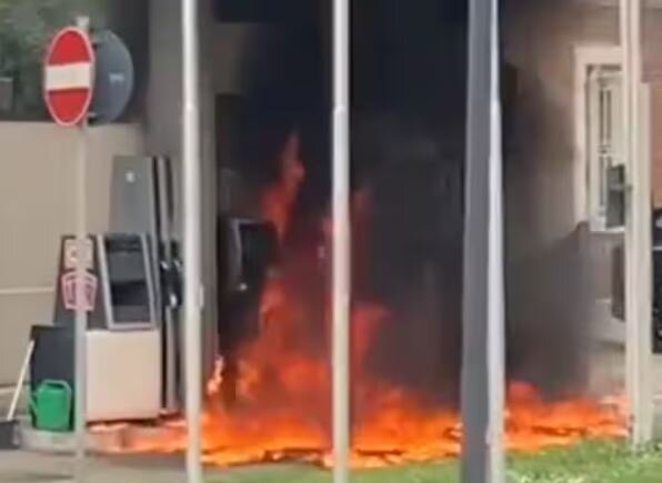 Ravenna, incendia una pompa di benzina e fugge: esplosione evitata
