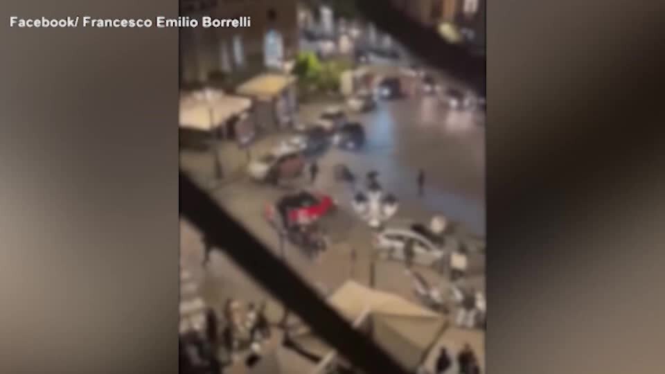 Napoli, maxi rissa al Vomero: le immagini degli scontri con caschi e sedie