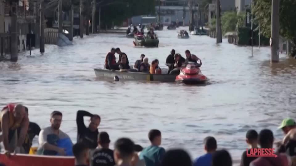 Alluvione Brasile, le immagini da Porto Alegre: auto e case sommerse. I soccorsi arrivano in barca
