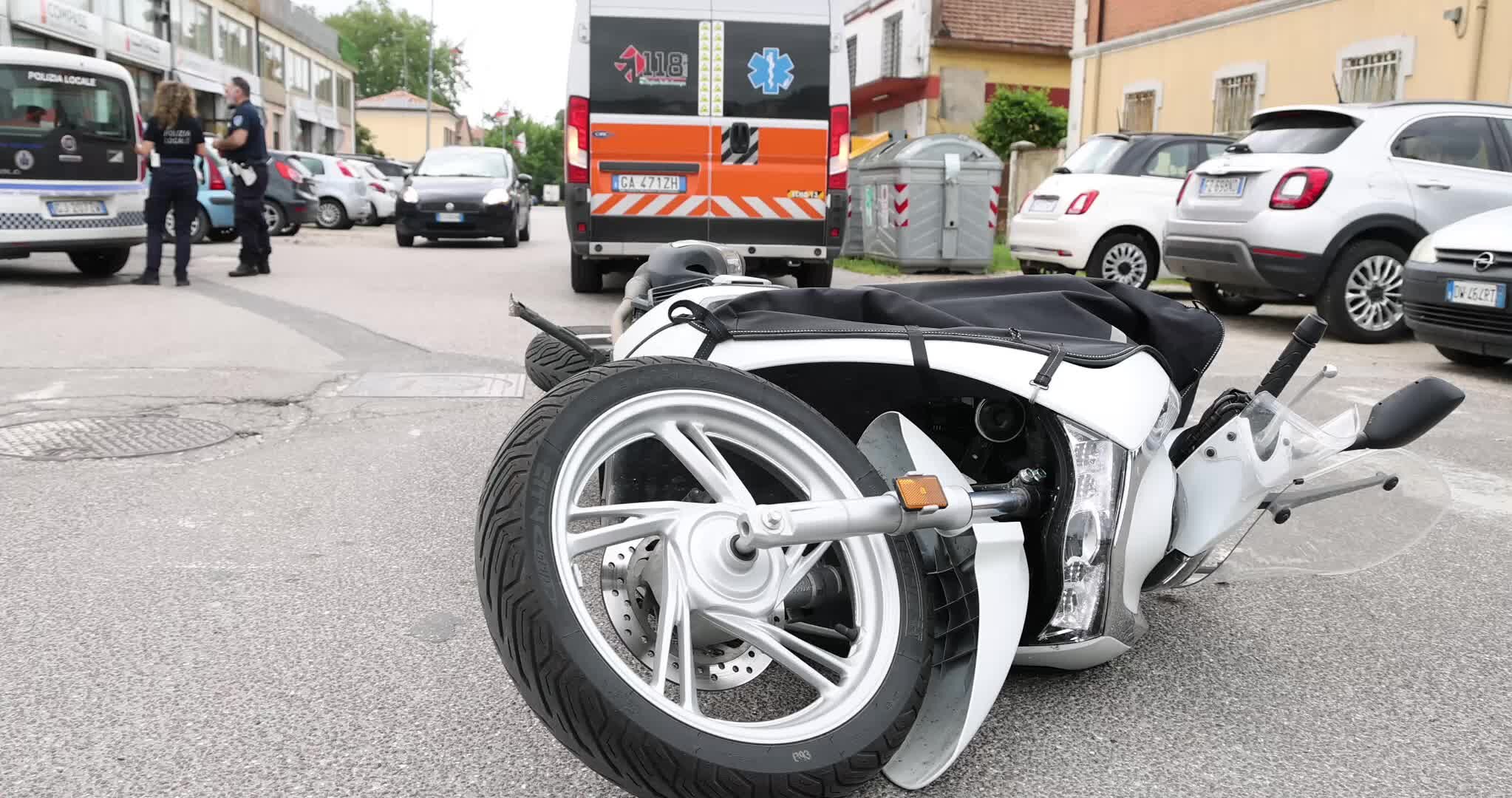 Ferrara, scontro bici-scooter: il ciclista si allontana dopo l'incidente
