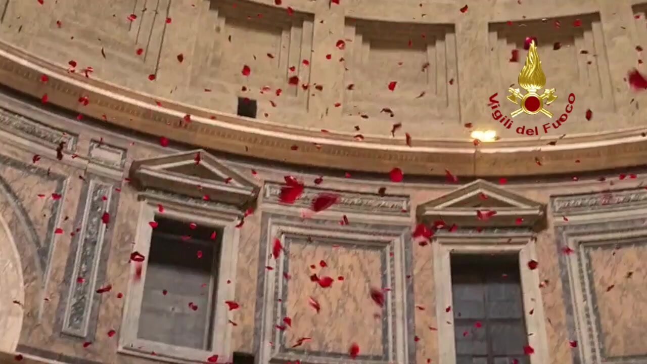 Lo spettacolare lancio di petali rossi dalla cupola del Pantheon per la Pentecoste