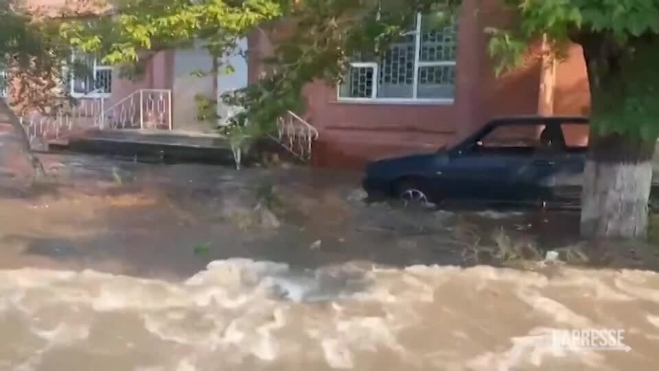 Diga distrutta in Ucraina, il livello dell'acqua continua a salire nel sud