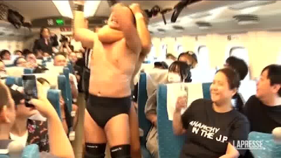 Giappone, la carrozza di un treno si trasforma in un ring di wrestling