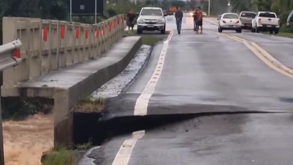 Brasile, fiume in piena sfonda e ribalta ponte autostradale: le immagini choc