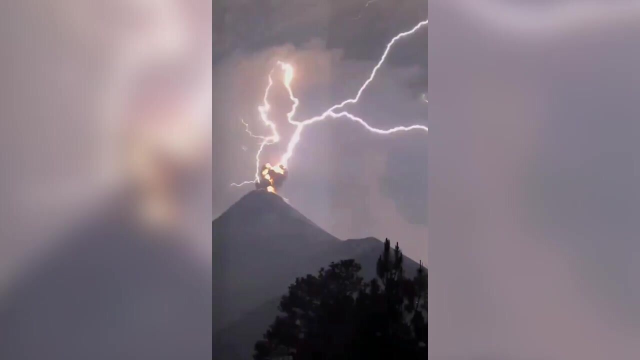 Il fulmine nel mezzo di un'eruzione del vulcano Fuego in Guatemala