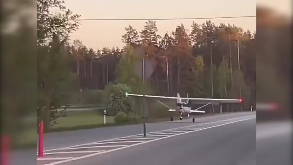 Tallinn, per l'aereo atterraggio di emergenza tra le auto