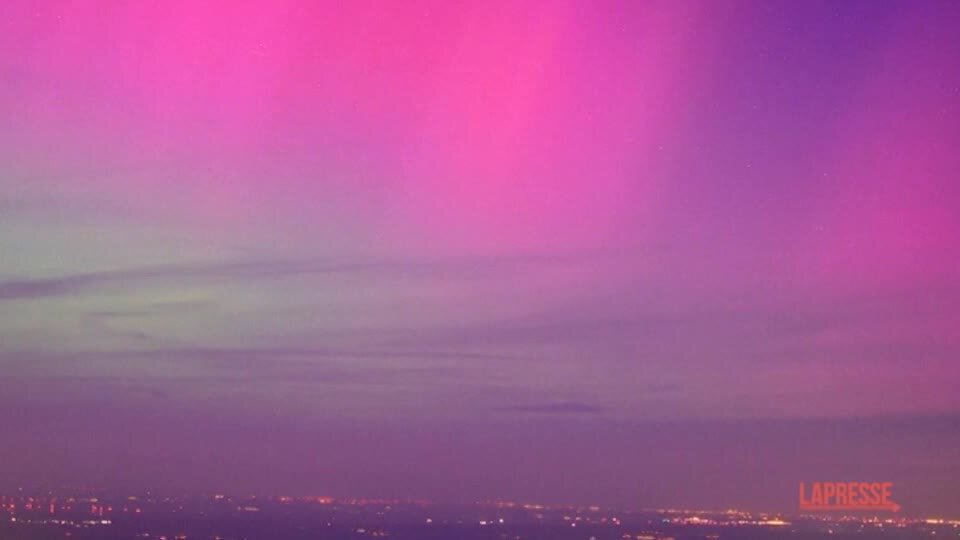 Aurora boreale in Germania, lo spettacolo del cielo rosa
