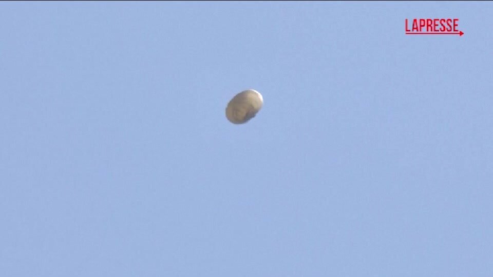 Corea del Nord, spazzatura lanciata verso il Sud: i palloncini in volo