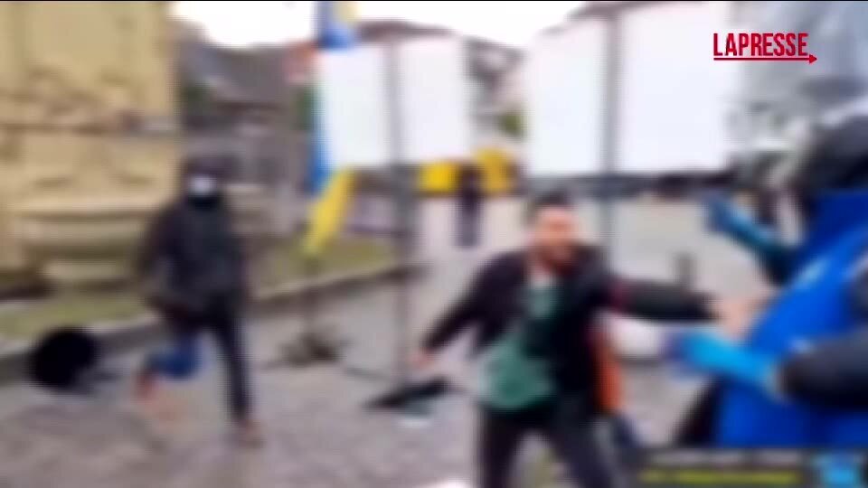 Germania, attacco con coltello a Mannheim: le immagini della violenta aggressione