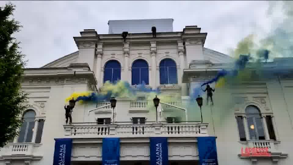 Milano, flash mob per il cambio di insegna del Teatro Nazionale
