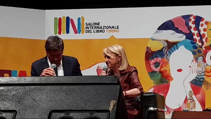 Torino, Salone del libro: Gianni Morandi e il suo ritornello a tema