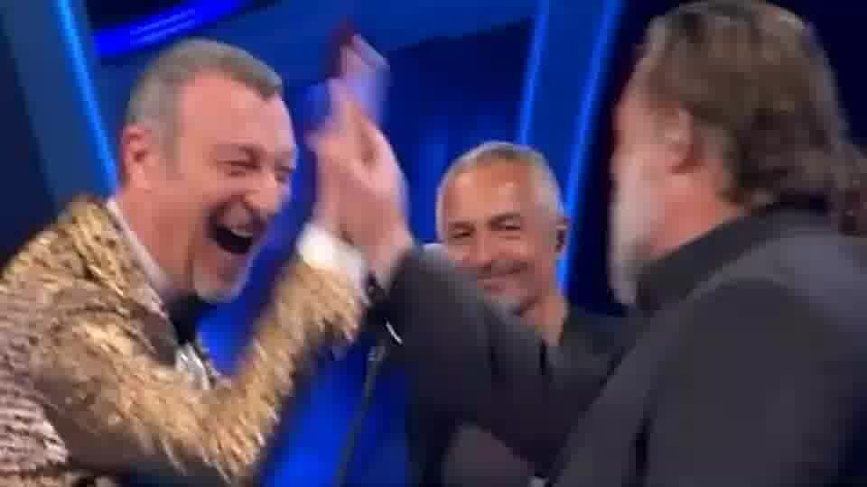 Sanremo, Russell Crowe sbeffeggia John Travolta dopo il ballo del Qua Qua