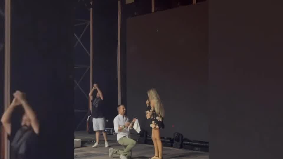 Sorpresa durante il concerto di Mr. Rain: sale sul palco e chiede la mano alla futura sposa
