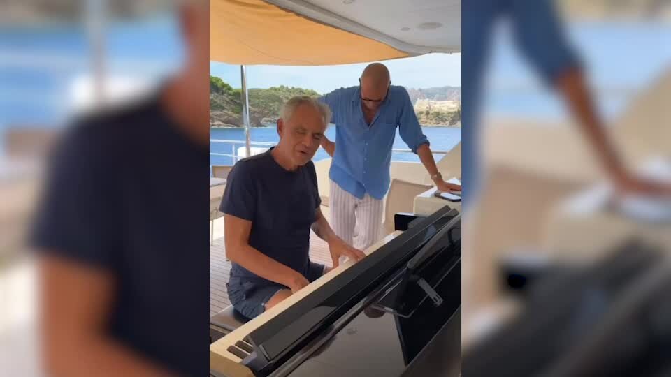 Bocelli al piano accompagna Biagio Antonacci sul mare dell'isola d'Elba