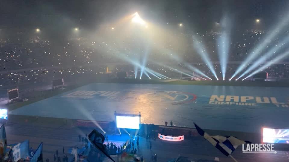 Il Napoli è campione d'Italia, i tifosi al Maradona cantano "Napule è": lo spettacolo è da brividi