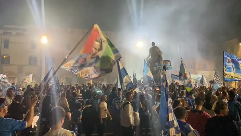 Napoli tricolore, la festa a Grosseto: tutti pazzi di gioia in piazza Dante