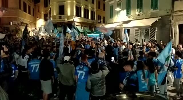 Napoli campione d'Italia, qui Grosseto: l'euforia in piazza del Sale