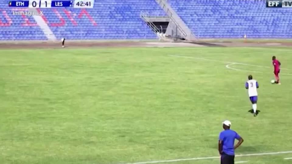 Calcio, il portiere del Lesotho segna con un tiro da 70 metri contro l'Etiopia