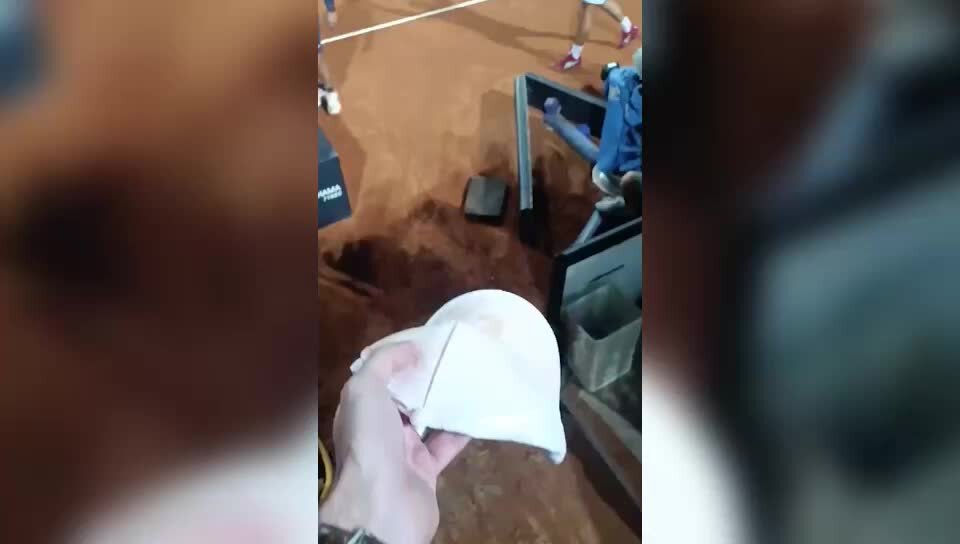 Djokovic colpito in testa da una borraccia a fine match: le immagini