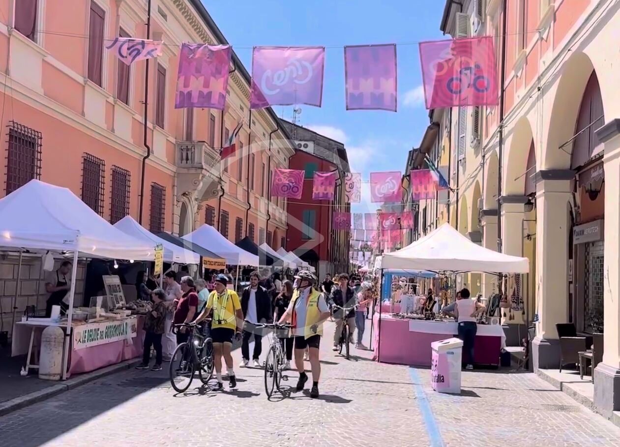 Cento si tinge di rosa, cresce l'attesa per il Giro d'Italia