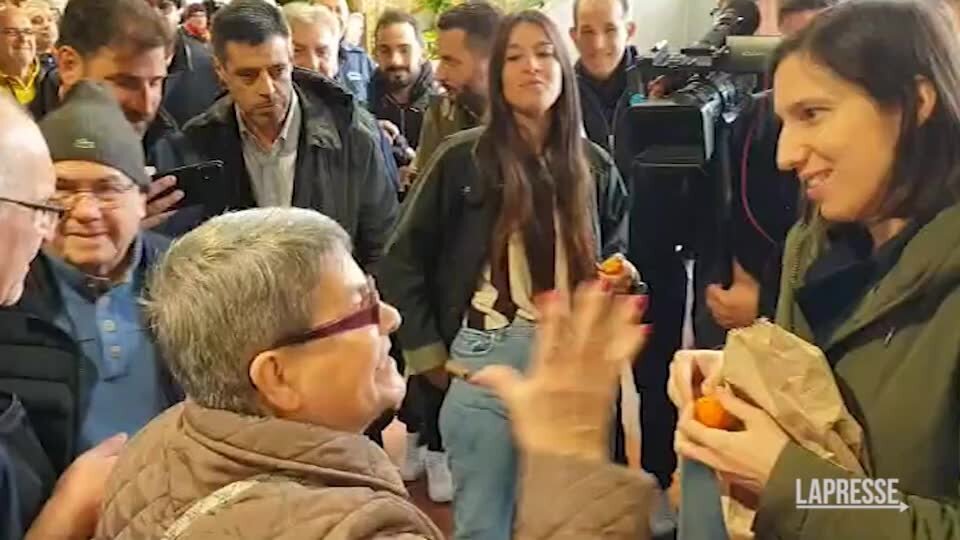 Cagliari, una pensionata a Elly Schlein: "Vada a lavorare"