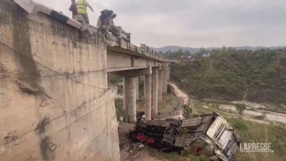 India, bus sbanda e precipita da un ponte: 10 morti e 55 feriti