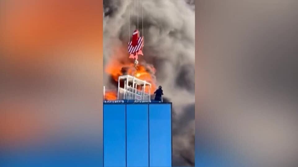 Inghilterra, bloccato dalle fiamme in cima ad un edificio: l'incredibile salvataggio