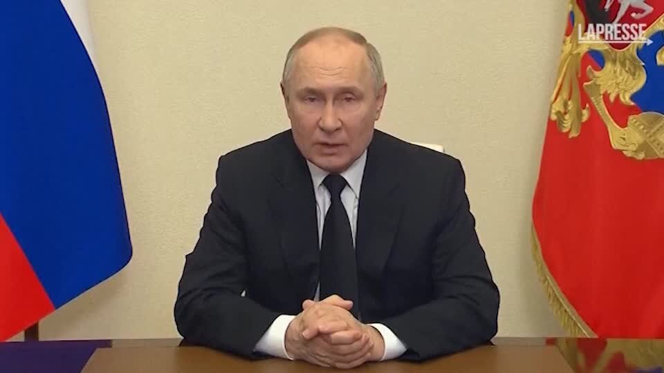 Mosca, Putin: "I terroristi tentavano di fuggire in Ucraina"
