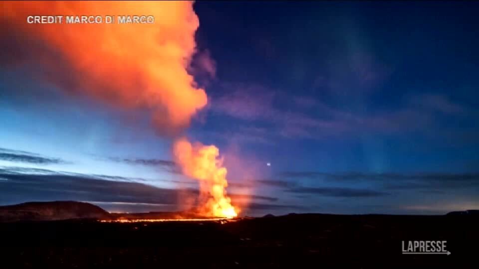 Islanda, erutta vulcano con lo sfondo dell'aurora boreale: il timelapse è spettacolare