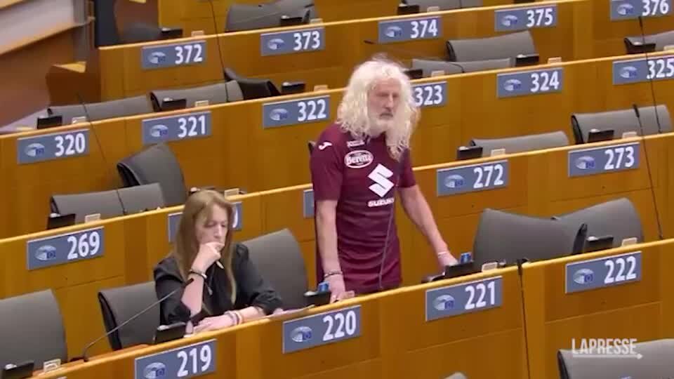 Parlamento Europeo, il deputato irlandese in maglia granata: "Juve m..., forza Toro"!