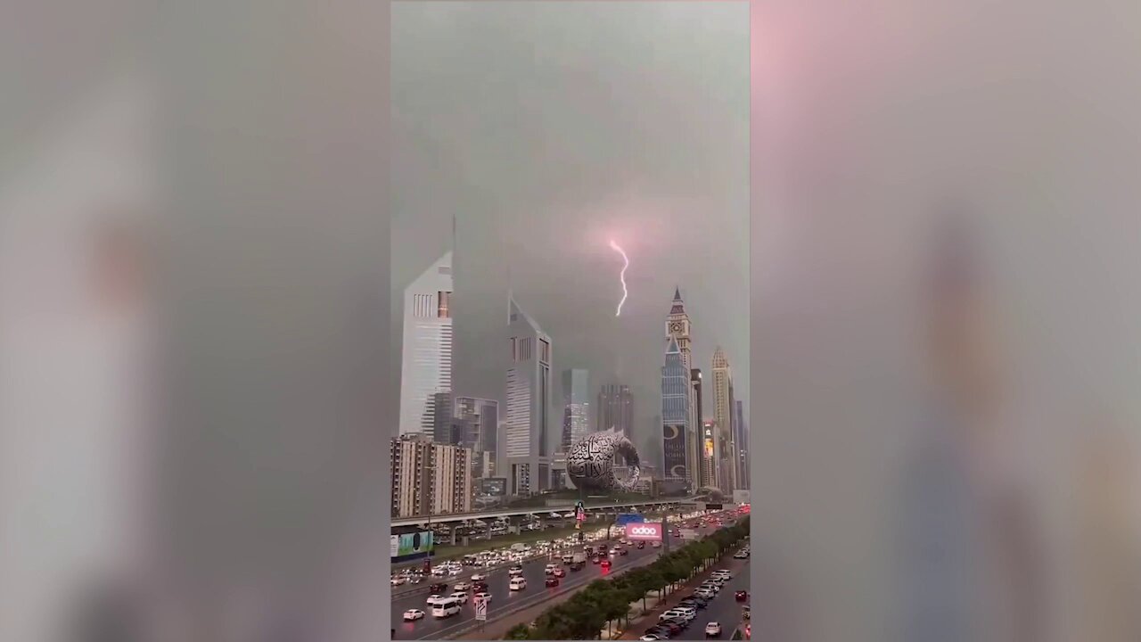 Dubai inondata dalle piogge torrenziali: allagamenti e stop ai voli