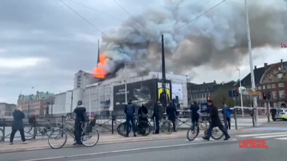 Incendio nella vecchia Borsa di Copenaghen: crolla la celebre guglia
