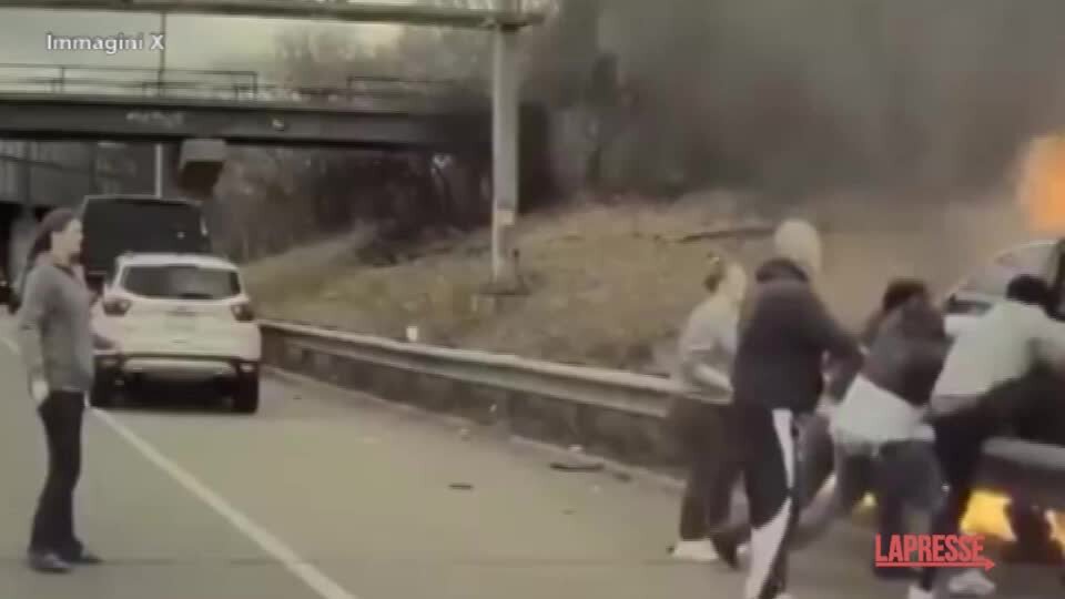 Usa, bloccato nell'auto in fiamme: coraggiosi automobilisti lo salvano