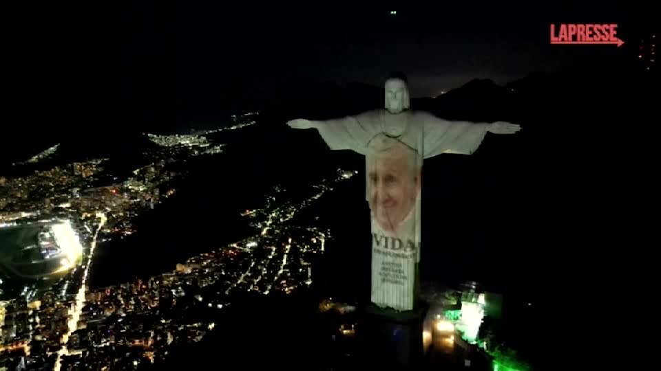 Rio de Janeiro, il Cristo Redentore illuminato per il nuovo libro del Papa